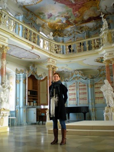 me-in-baroque-library